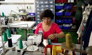 Una trabajadora de una fábrica textil en Madrid. REUTERS/Andrea Comas