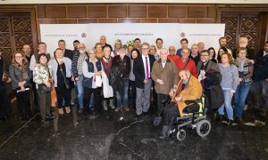 Representantes del movimiento memorialista, víctimas y cargos del ayuntamiento de Zaragoza, este jueves en el acto de presentación de la querella. / Daniel Marcos