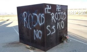 Pintadas en el monumento a los represaliados por el franquismo en Villarrobledo (Albacete) FOTO: SE PUEDE VILLARROBLEDO / FACEBOOK