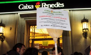 Protesta de treballadors de l'antiga Caixa Penedès.