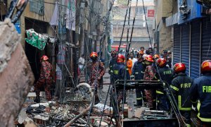 Los Bomberos  trabajan para apagar el fuego declarado e en el casco antiguo de Daca, Bangladesh./ EFE