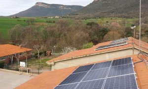 Una teulada amb una placa solar a Avià. AJUNTAMENT D'AVIÀ.