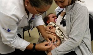 Una niña mientras es vacunada, en una imagen de archivo. / EFE