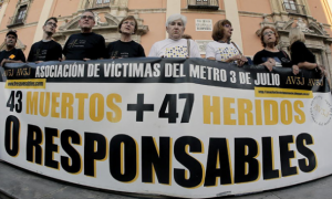Víctimas del accidente del metro de Valencia se manifiestan. EFE