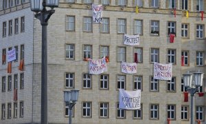 Pancartas contra la venta de viviendas en el bulevar Karl-Marx Allee, una de las principales avenidas de Berlín. AFP/Tobías Schwarz