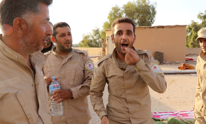 Un miembro de las SDF se burla del DAESH en Raqqa simulando a un yihadista tomando drogas. Foto por Ferran Barber