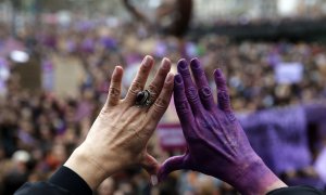Una mujer con el gesto del feminismo este viernes en Bilbao durante la manifestación que ha recorrido las calles de la capital vizcaína convocada por sindicatos y organizaciones feministas con motivo del Día Internacional de la Mujer. EFE/Luis Tejido.