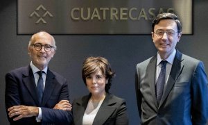 Soraya Sáenz de Santamaría, junto a Rafael Fontana (izqda.) y Jorge Badía, presidente y director general, respectivamente, de Cuatrecasas. CUATRECASAS