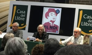El novel·lista Juste de Nin, acompanyat per l'escriptor i estudiós del moviment anarquista Ferran Aisa i el sociòleg i president de la Fundació Andreu Nin-Madrid, Enrique del Olmo. Jordi Sans