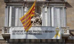 L'estelada i la pancarta amb el llaç groc al balcó del Palau de la Generalitat. EFE / Marta Pérez.