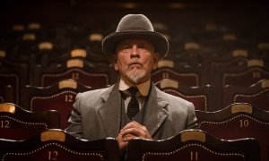 John Malkovich, en 'Agatha Christie: El misterio de la guía de ferrocarriles'. | Movistar