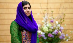 La premio Nobel de la Paz Malala Yousafzai se reúne, este viernes, con el primer ministro nipón, Shinzo Abe, en Tokio (Japón). EFE/ Franck Robichon / Pool