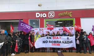 Concentración contra el ERE en Día, convocada por CCOO, en uno de sus supermercados en Cantabria. E.P.