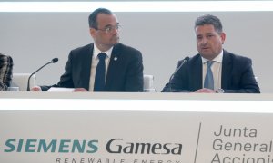 El consejero delegado, de Siemens Gamesa, el alemán Markus Tacke, (i) junto al presidente, Miguel Angel López,  en la Junta de Accionistas de 2019 Siemens Gamesa Renewable Energy. EFE/Luis Tejido
