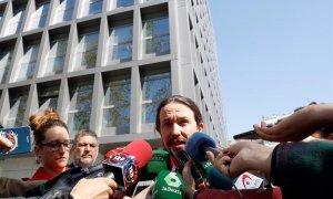 El líder de Podemos, Pablo Iglesias, atiende a los medios a su salida este miércoles de la Audiencia Nacional. - EFE