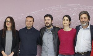 Sol Sánchez (IU Madrid), Raúl Camargo (Anticapitalistas), Álvaro Aguilera (Partido Comunista Madrid), Isa serra (Podemos), Mauricio Valiente (IU Madrid). VÍCTOR LERENA/EFE