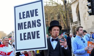 29/03/2019 - Un hombre a favor del brexit se manifiesta en Londres con un cartel que indica "irse significa irse". / REUTES - DYLAN MARTINEZ
