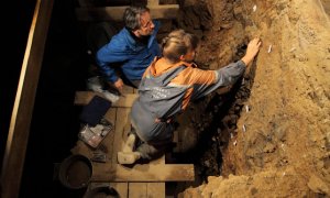 Paleóntologos excavando en el yacimiento de Denísova./ SB RAS