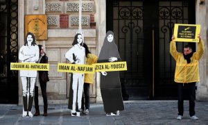 Activistas protestan por la detención de feministas en la embajada de Arabia Saudí en París. REUTERS