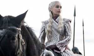 Daenerys (Emilia Clarke), en una imagen del primer capítulo de la temporada final de 'Juego de Tronos'. - HBO / HELEN SLOAN