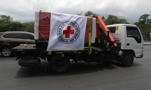 Fotografía de un vehículo de la Cruz Roja que hace parte de una caravana que transporta ayuda humanitaria. EFE