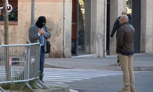 El pederasta confeso de los Maristas de Sants, Joaquín Benítez, con el rostro cubierto por un pasamontañas, pide disculpas al padre de una de las víctimas a su llegada a la Audiencia de Barcelona. (Ell / EFE)