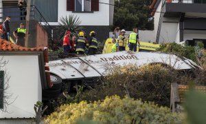 Rescatistas inspeccionan el lugar del accidente en Canico (Madeira). EFE/HOMEM GOUVEIA