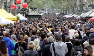 Centenares de personas abarrotan las Ramblas en la Diada de Sant Jordi. EFE