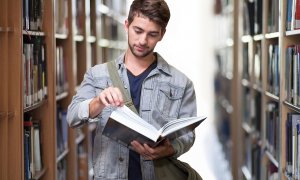 Un estudiante consulta un libro en la biblioteca. Foto: Pixabay