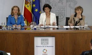 La portavoz del Gobierno y ministra de Educación, Isabel Celaá, la de Economía, Nadia Calviño (i), y la de Sanidad, María Luisa Carcedo (d), durante la rueda de prensa posterior al Consejo de Ministros, en el palacio de La Moncloa. EFE/Ballesteros