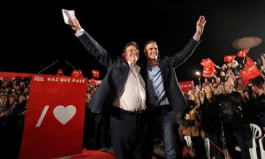 Ximo Puig i Pedro Sánchez en el miting de final de campanya a València. EFE / Juan Carlos Cárdenas