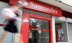 Imagen de una sucursal de Banco Santander, que explorará un ERE tras la integración de Banco Popular / EFE