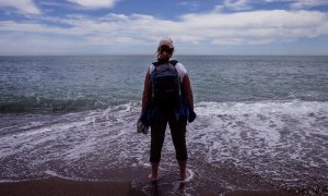 Una turista se refresca los pies en la playa de la Malagueta en Málaga. - EFE