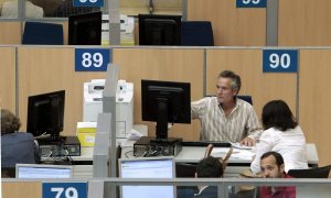Un funcionario atiende a una contribuyente en una administración de la Agencia Tributaria en Madrid.EFE/Ángel Díaz