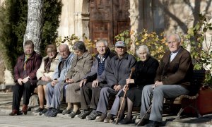 Ancianos y ancianas toman el sol en unos bancos | EFE/ Archivo