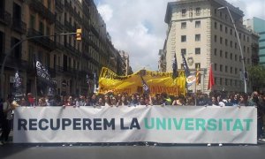 Estudiantes se manifiestan en Barcelona para reclamar una rebaja de tasas universitarias. Europa Press