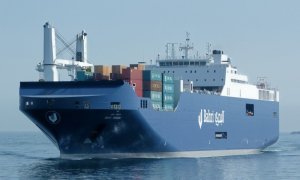 El buque saudí Bahri-Yanbu entra al puerto de Santander (VINCENT WEST/REUTERS)