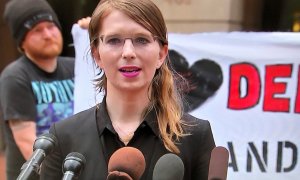 16/05/2019 - La exanalista de inteligencia del Ejército de los EEUU, Chelsea Manning, habla a los reporteros que se encuentran fuera del tribunal federal de los EEUU el 16 de mayo de 2019 | REUTERS