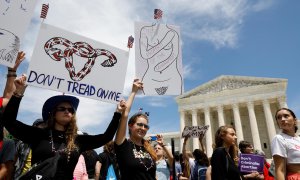 21/05/2019 - Activistas por los derechos al aborto se reúnen frente a la Corte Suprema de los EEUU, el 21 de mayo de 2019. REUTERS/ Kevin Lamarque