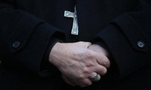 Detalle de las manos de un sacerdote.- EFE