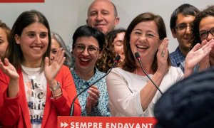 La candidata socialista a la presidencia del Gobierno balear, Francina Armegol (d), celebra con los compañeros de partido tras conocer los resultados de la jornada electoral celebrada este domingo. EFE/Cati Cladera