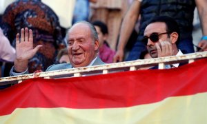 24/05/2019.- El rey emérito Juan Carlos (i) asiste junto al diestro Enrique Ponce (d) al undécimo festejo de la Feria de San Isidro, esta tarde en la Monumental de Las Ventas, en Madrid. EFE/Ballesteros