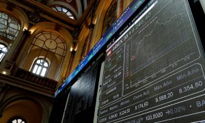 El panel informativo de la Bolsa de Madrid que muestra la evolución del principal indicador del mercado, el IBEX 35. EFE/Chema Moya