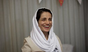 18/09/2013 - La abogada iraní Nasrin Sotoudeh sonríe en su casa en Teherán en septiembre de 2013 | AFP/ Behrouz Mehri