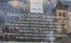 Una placa en honor al dictador Francisco Franco en Guadiana del Caudillo.- REUTERS