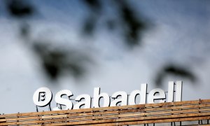 El logo de Banco Sabadell, en lo alto de un edificio de Madrid. REUTERS/Andrea Comas