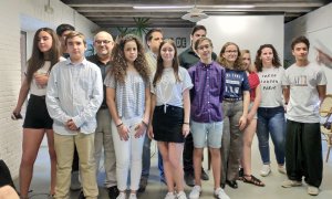 Esteban Beltrán, director de Amnistía, Koldo Casla, autor del informe sobre acoso escolar, y varios adolescentes que han participado en el mismo en la rueda de prensa celebrada en Madrid. J.Y.