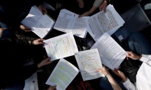 Un grupo de estudiantes repasan los últimos apuntes antes de entrar a las aulas de la Universidad Publica de Navarra (UPNA). - EFE
