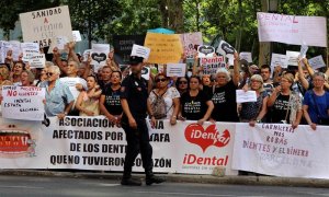 Manifestación ante el Ministerio de Sanidad de afectados por la empresa de odontología iDental. - EFE