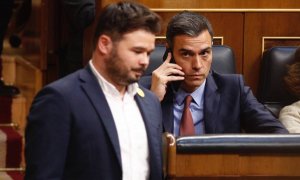 El diputado de ERC, Gabriel Rufian, pasa junto al presidente del Gobierno, Pedro Sánchez, en el Congreso de los Diputados. E.P./Eduardo Parra